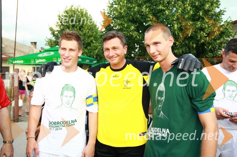 Valter Birsa, nogometaš, Borut Pahor, predsednik vlade Republike Slovenije in Tim Matavž, nogometašDobrodelna nogometna tekma. Borut Pahor kot vratar, pobudniki Marko Potrč, Valter Birsa, Tim Matavž