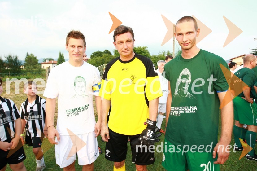 Valter Birsa, nogometaš, Borut Pahor, predsednik vlade Republike Slovenije in Tim Matavž, nogometašDobrodelna nogometna tekma. Borut Pahor kot vratar, pobudniki Marko Potrč, Valter Birsa, Tim Matavž