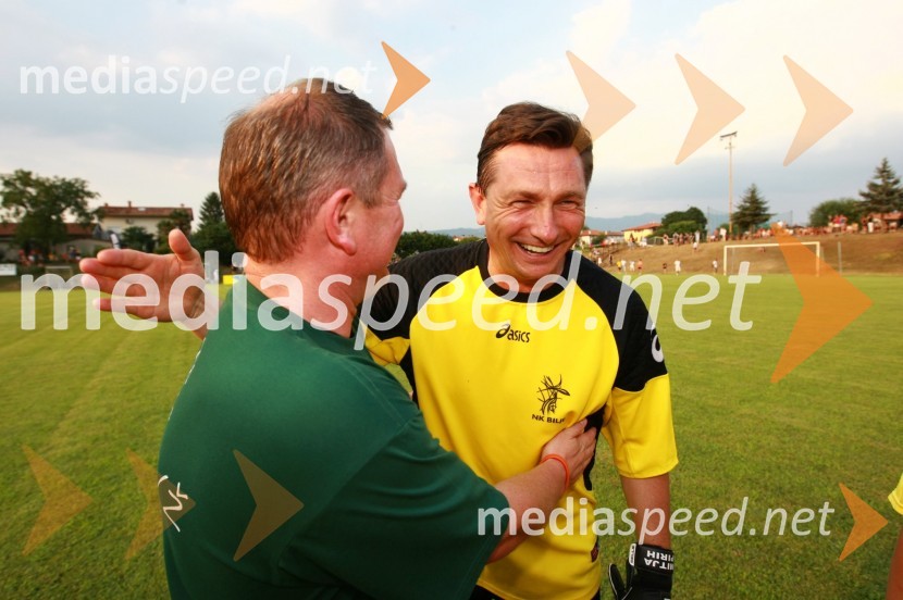 Matjaž Kek, selektor slovenske nogometne reprezentance in Borut Pahor, predsednik vlade Republike SlovenijeDobrodelna nogometna tekma. Borut Pahor kot vratar, pobudniki Marko Potrč, Valter Birsa, Tim Matavž