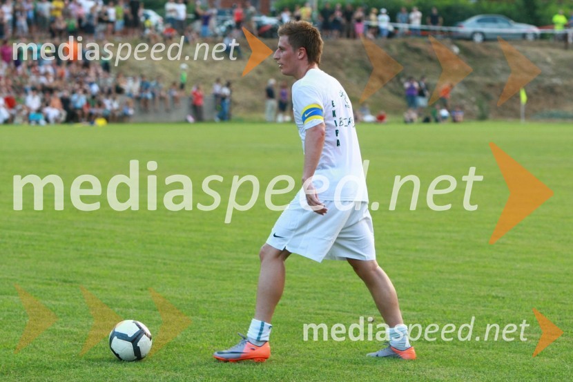 Valter Birsa, nogometašDobrodelna nogometna tekma. Borut Pahor kot vratar, pobudniki Marko Potrč, Valter Birsa, Tim Matavž