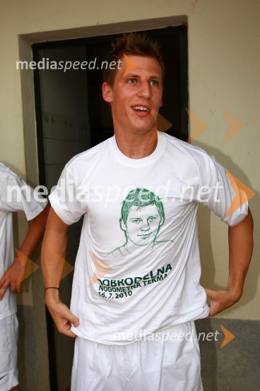Valter Birsa, nogometašDobrodelna nogometna tekma. Borut Pahor kot vratar, pobudniki Marko Potrč, Valter Birsa, Tim Matavž
