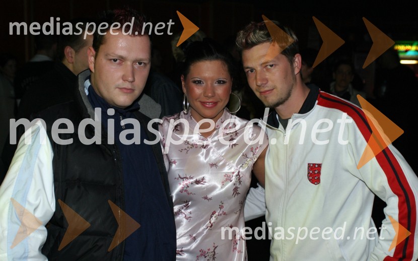 Funky Tina, pevka ter DJ Roberto in DJ Samči, skupina Scooter
Funky Tina (Martina Cvetežar), promocija albuma NE