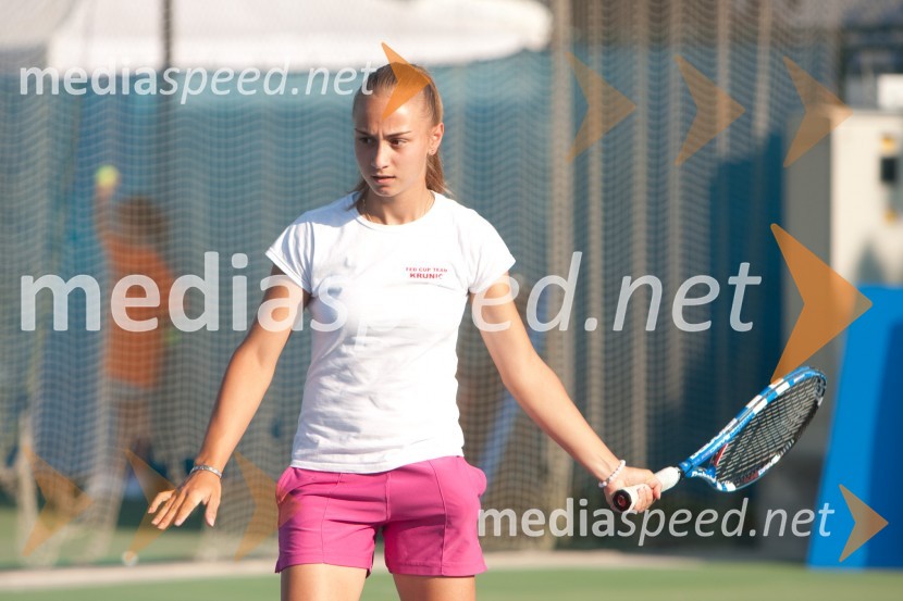 Aleksandra Krunić, teniška igralkaSlovenia Open 2010, dvoboj med Katarino Srebotnik in Polono Hercog