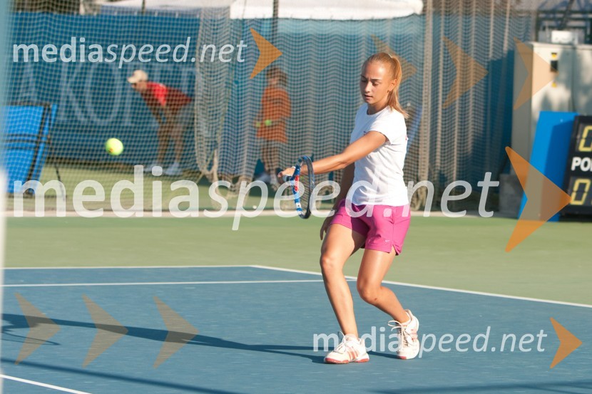 Aleksandra Krunić, teniška igralkaSlovenia Open 2010, dvoboj med Katarino Srebotnik in Polono Hercog