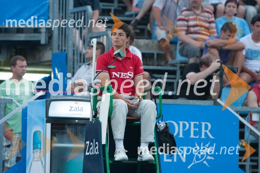 Adelka Cinko, sodnicaSlovenia Open 2010, dvoboj med Katarino Srebotnik in Polono Hercog