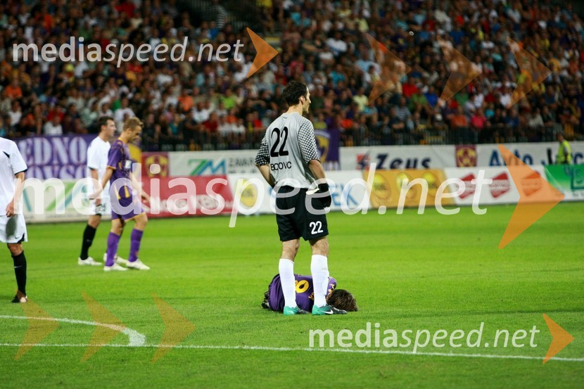 Golman NK Videoton in Dejan Mezga, nogometaš NK MariborNK Maribor - Videoton, 3. krog kvalifikacij za Ligo Europa