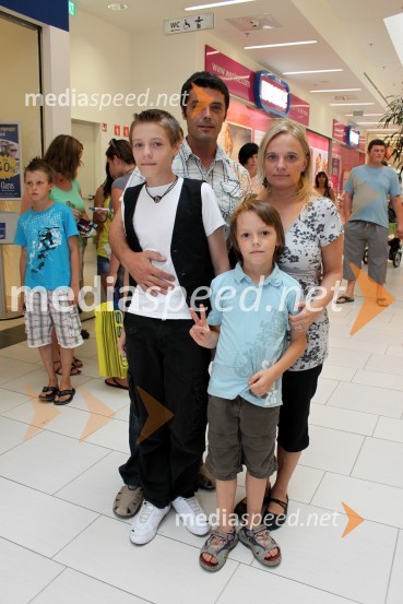 Benjamin Dolić, pevec z družinoVelejapark, obisk Pika Nogavičke in nagradno žrebanje