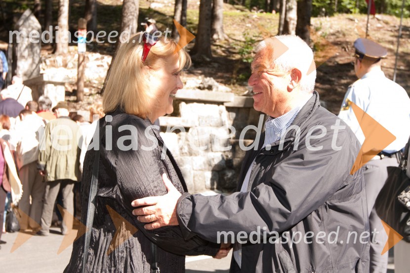 mag. Darja Radić, ministrica za gospodarstvo in Saša Geržina, predsednik društva Slovenija RusijaSpominska slovesnost ob Ruski kapelici