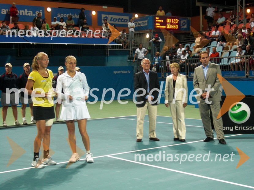 Johanna Larsson in Ana Čakvetadze, teniški igralki ter Ezio Salvai, predsednik uprave Banke Koper, Mima Jaušovec, predsednica organizacijskega odbora turnirja Banka Koper Slovenia Open in Andrej Bizjak, direktor turnirja Banka Koper Slovenia Open 	 
	Slovenia Open 2010, finale