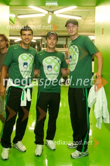 Aleksandar Radosavljevič, Robert Koren in Milivoje Novakovič, člani slovenske nogometne reprezentanceŠportni park Stožice, otvoritvena košarkarska tekma Slovenija : Španija