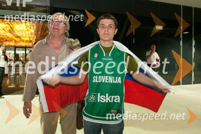 Lado Leskovar, pevec in sin MartinŠportni park Stožice, otvoritvena košarkarska tekma Slovenija : Španija