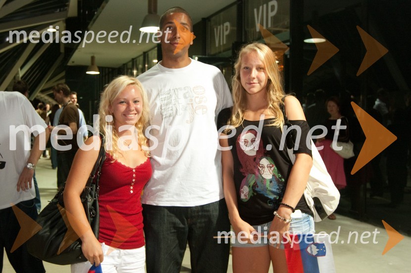 Jose, raper z oboževalkamiŠportni park Stožice, otvoritvena košarkarska tekma Slovenija : Španija