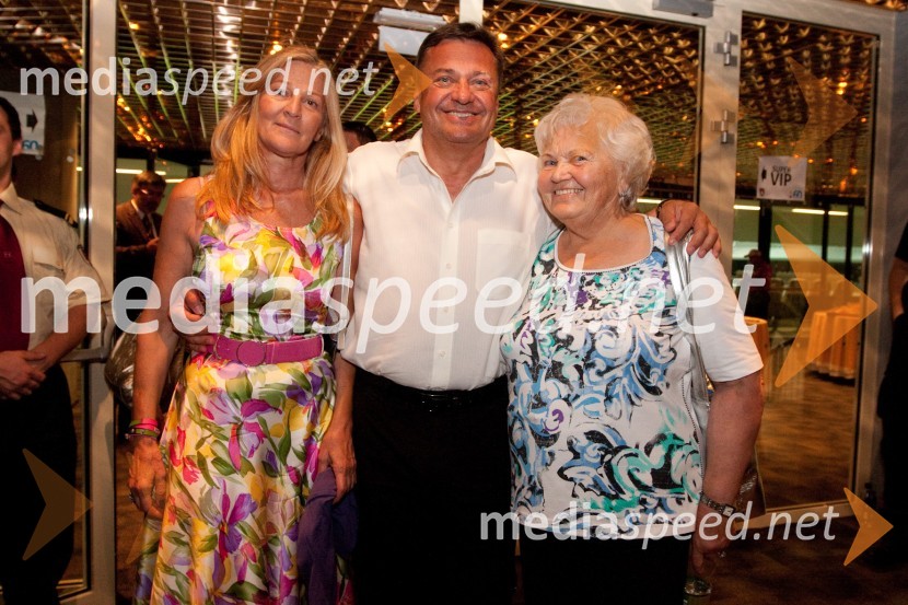 Zoran Janković, župan Mestne občine Ljubljana, soproga Mija in mama IvankaŠportni park Stožice, otvoritvena košarkarska tekma Slovenija : Španija