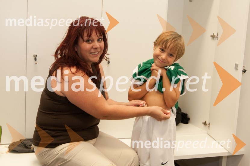 	Otton Zajec in mama AlmaŠportni park Stožice, otvoritvena košarkarska tekma Slovenija : Španija