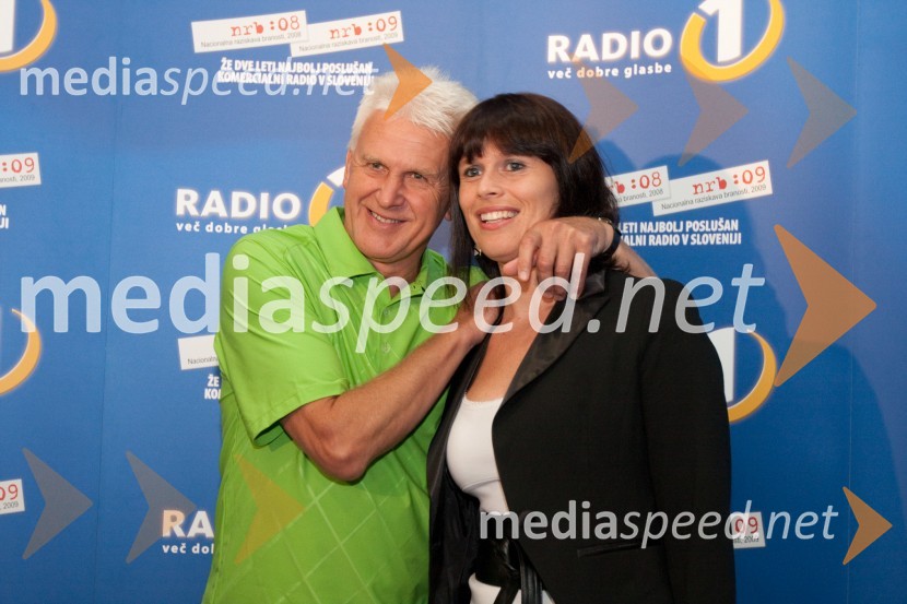 Andrej Šifrer, glasbenik in spremljevalka TanjaSalt, premiera filma