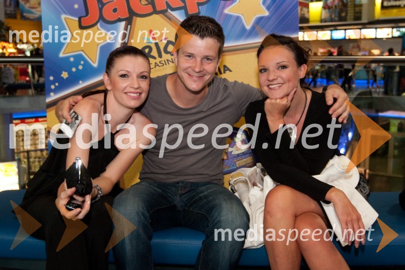 Nina Urbančič Romih, odnosi z javnostjo, Boštjan Romih, radijski in tv voditelj in Alenka Gotar, operna pevkaSalt, premiera filma