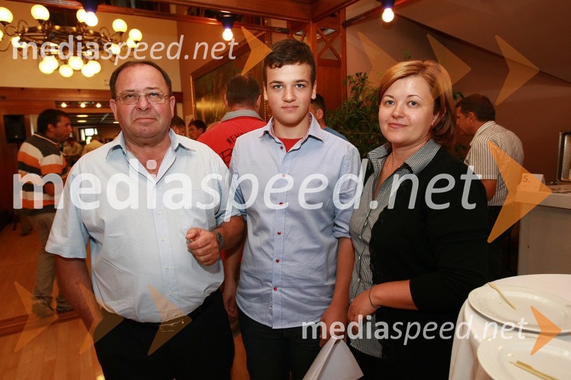 Ignac Rajh, gostilničar iz Bakovcev in vnuk Leon ter hčerka Tanja Pintarič2. festival Kranjske klobase