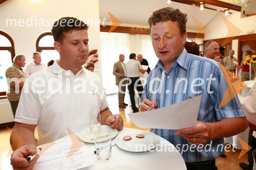 Damir Pintarič, Gostinstvo Rajh Bakovci in Danilo Steyer, predsednik Združenja družinskih vinogradnikov vinarjev Slovenije2. festival Kranjske klobase