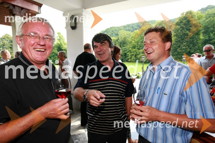 Drago Bulc, novinar in predsednik društva turističnih in potovalnih novinarjev Slovenije in Tone Anderlič, poslanec ter  	Danilo Steyer, predsednik Združenja družinskih vinogradnikov vinarjev Slovenije2. festival Kranjske klobase