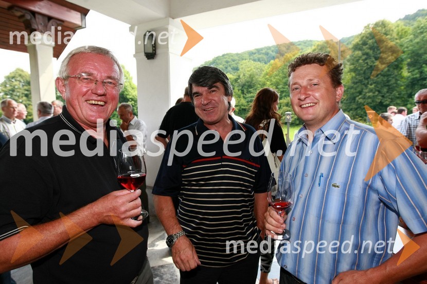 Drago Bulc, novinar in predsednik društva turističnih in potovalnih novinarjev Slovenije in Tone Anderlič, poslanec ter  	Danilo Steyer, predsednik Združenja družinskih vinogradnikov vinarjev Slovenije2. festival Kranjske klobase