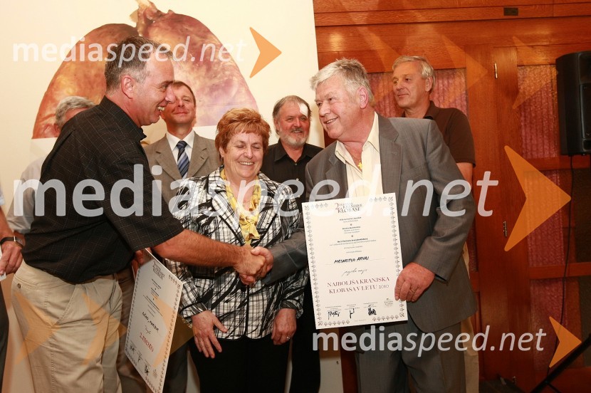 Smiljan Fingušt, vodja trženja Košaki in Boris Jež, GIZ Kranjska klobasa in Ivica Arvaj, gostinka ter Janez Bogataj, etnolog in Anton Arvaj, Mesarija Arvaj ter Božidar Žlender, Predsednik strokovne ocenjevalne komisije2. festival Kranjske klobase