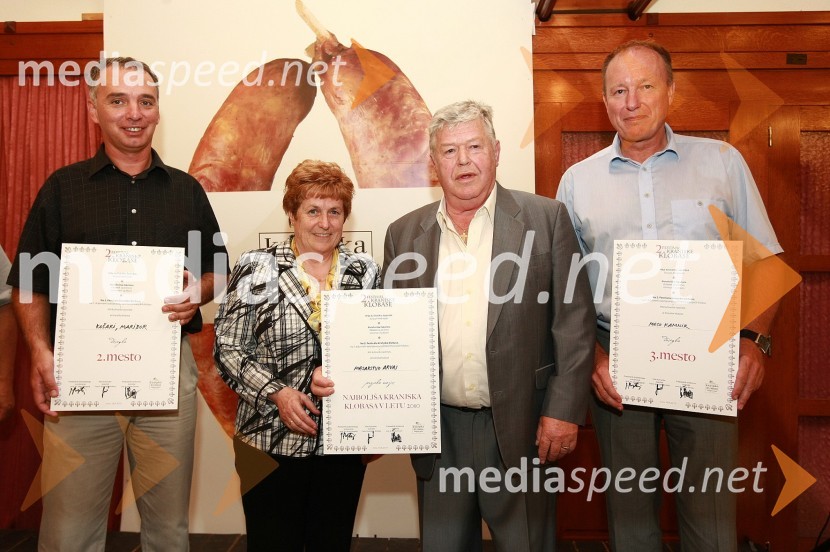 Smiljan Fingušt, vodja trženja Košaki in Ivica Arvaj, gostinka ter Anton Arvaj, Mesarija Arvaj in Igor Sepič, Meso Kamnik2. festival Kranjske klobase