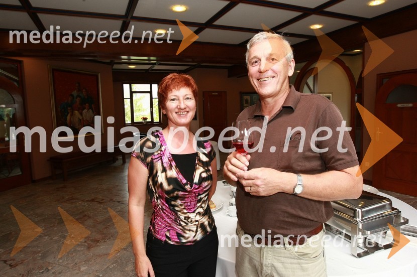 Tatjana  Šobič, članica strokovne ocenjevalne komisije in Božidar Žlender, predsednik strokovne ocenjevalne komisije2. festival Kranjske klobase