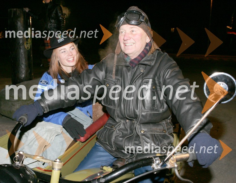 Smučarka Tina Maze in lastnik najstarejšega registriranega motorja v Sloveniji, 1200 kubičnega Harleya Davidsona iz leta 1928, Roland Šušelj PubaTina Maze, smučarka
