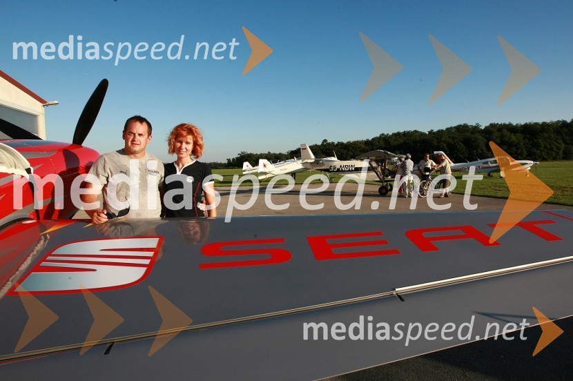 Peter Podlunšek, akrobatski pilot in dekle Tadeja HanžekovičDobrodelni koncert za bolnišnico Murska Sobota