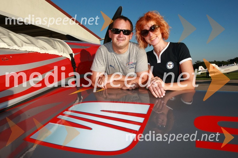 Peter Podlunšek, akrobatski pilot in dekle Tadeja HanžekovičDobrodelni koncert za bolnišnico Murska Sobota