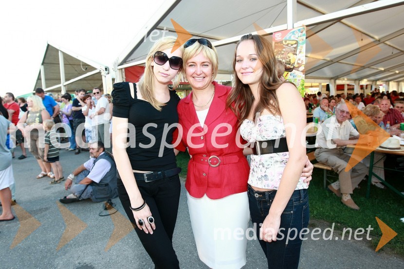 Anja Brunec, Metka Lipič Baligač, pomočnica direktorja za področje zdravstvene nege ter hči BarbaraDobrodelni koncert za bolnišnico Murska Sobota