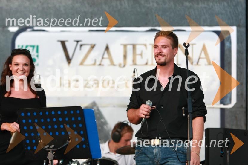 Alenka Gotar, pevka in Gašper Gustinčič, pevec skupine SonsDobrodelni koncert za bolnišnico Murska Sobota