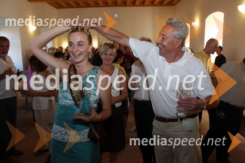 Andreja Plohl, vinska kraljica Društva vinogradnikov Radgonsko – Kapelskih goric in ...Salon Traminec 2010