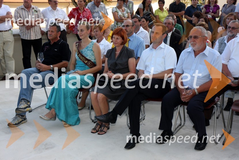 Anton Kampuš, župan občine Gornja Radgona, Andreja Plohl, vinska kraljica Društva vinogradnikov Radgonsko – Kapelskih goric, dr. Darko Anželj, župan občine Apače in soproga Tatjana ter Mihael Petek, župan občine RadenciSalon Traminec 2010