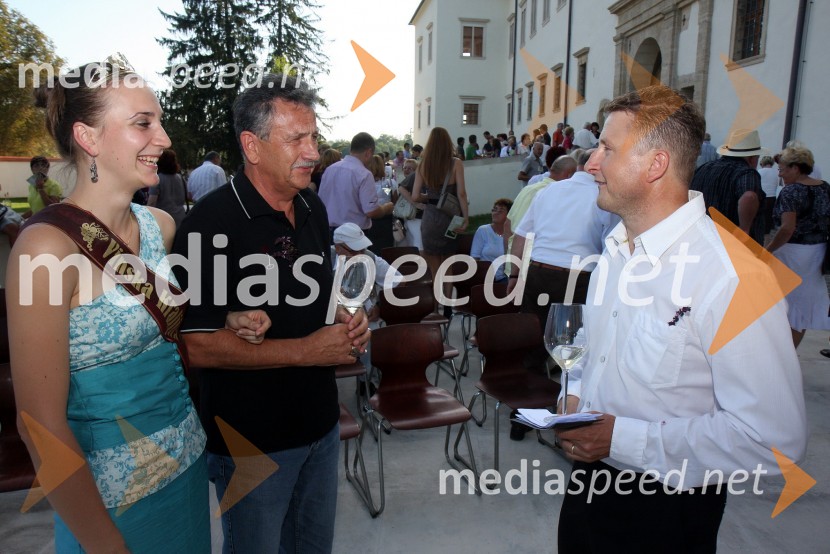 Andreja Plohl, vinska kraljica Društva vinogradnikov Radgonsko – Kapelskih goric, Anton Kampuš, župan občine Gornja Radgona in Danilo Steyer, vinogradništvo Steyer vinaSalon Traminec 2010