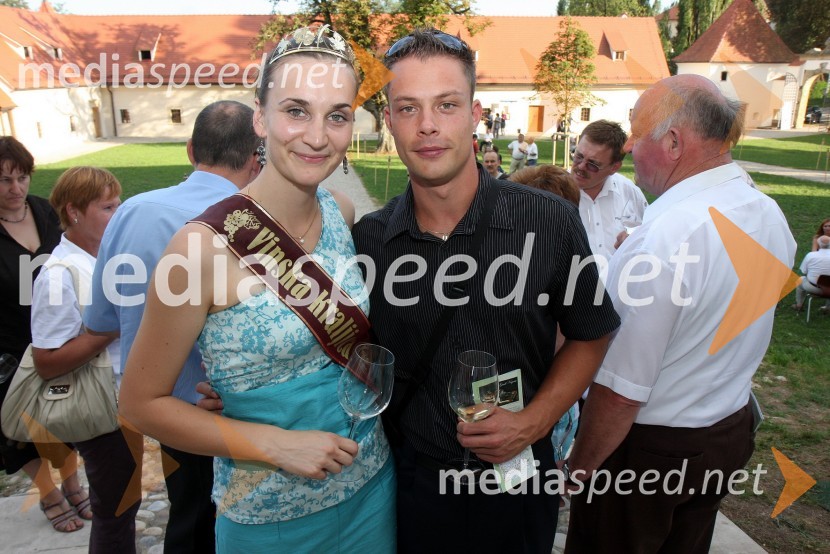 Andreja Plohl, vinska kraljica Društva vinogradnikov Radgonsko – Kapelskih goric in ...Salon Traminec 2010