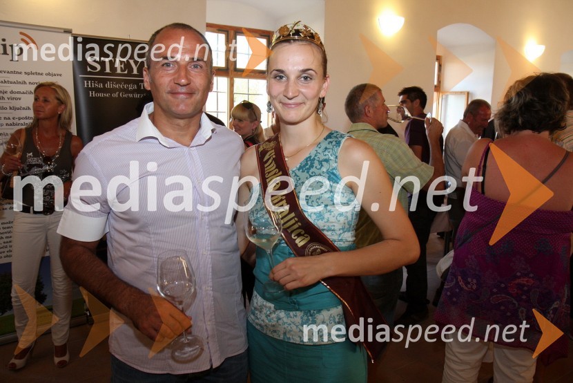 Darko Milanič, trener NK Maribor in Andreja Plohl, vinska kraljica Društva vinogradnikov Radgonsko – Kapelskih goricSalon Traminec 2010