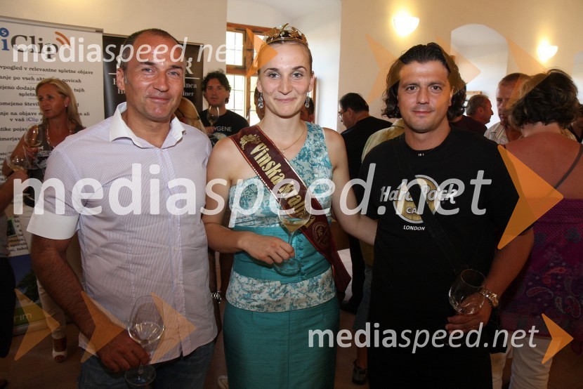 Darko Milanič, trener NK Maribor, Andreja Plohl, vinska kraljica Društva vinogradnikov Radgonsko – Kapelskih goric in Zlatko Zahovič, športni direktor NK MariborSalon Traminec 2010