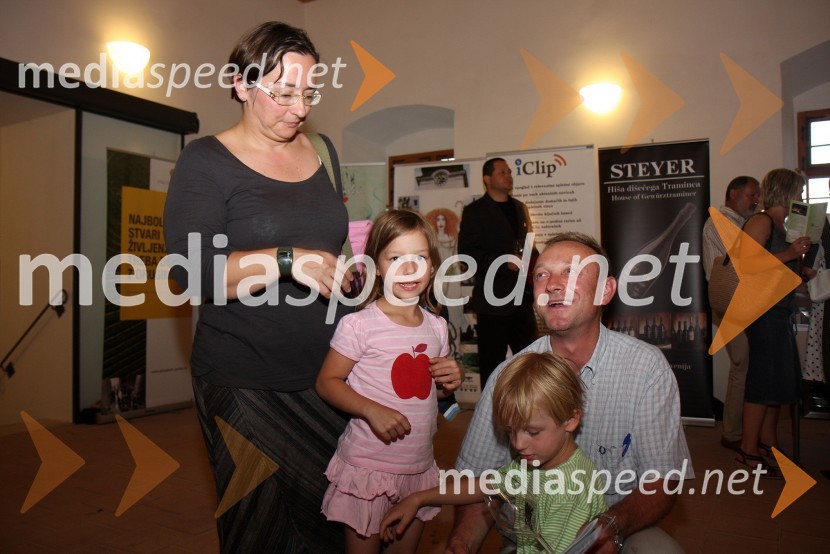 Stane Kocutar, odgovorni urednik Radia Maribor in njegova družinaSalon Traminec 2010