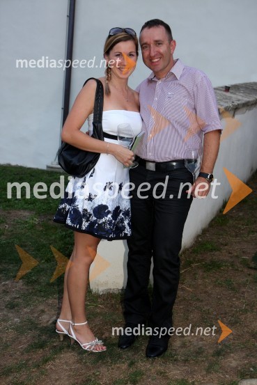 Janja Korošec, nekdanja vinska kraljica Društva vinogradnikov Radgonsko – Kapelskih goric in Borut Cvetko, MediaspeedSalon Traminec 2010