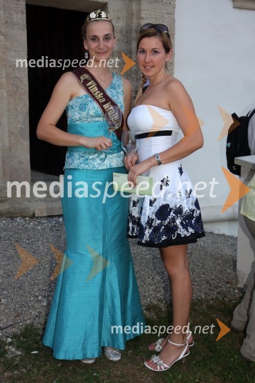 Andreja Plohl, vinska kraljica Društva vinogradnikov Radgonsko – Kapelskih goric in Janja Korošec, nekdanja vinska kraljica Društva vinogradnikov Radgonsko – Kapelskih goricSalon Traminec 2010