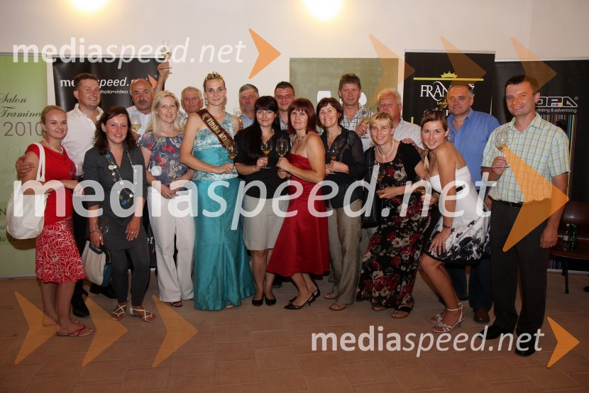 Andreja Plohl, vinska kraljica Društva vinogradnikov Radgonsko – Kapelskih goric, Janja Korošec, nekdanja vinska kraljica Društva vinogradnikov Radgonsko – Kapelskih goric ter vinarjiSalon Traminec 2010