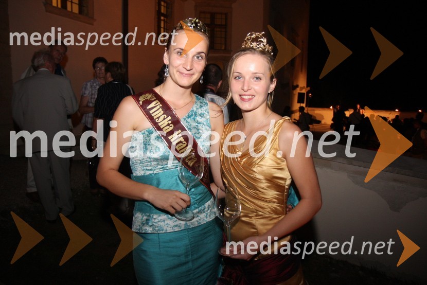 Andreja Plohl, vinska kraljica Društva vinogradnikov Radgonsko – Kapelskih goric in Andreja Erzetič, Vinska kraljica Slovenije 2010Salon Traminec 2010