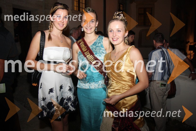 Janja Korošec, nekdanja vinska kraljica Društva vinogradnikov Radgonsko – Kapelskih goric, Andreja Plohl, vinska kraljica Društva vinogradnikov Radgonsko – Kapelskih goric in Andreja Erzetič, Vinska kraljica Slovenije 2010Salon Traminec 2010