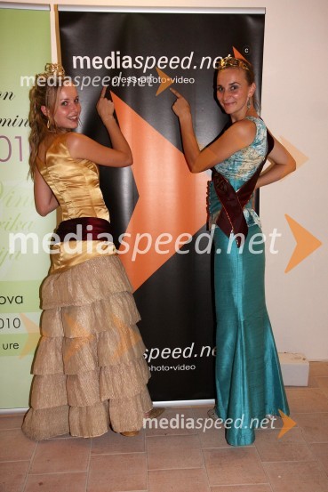 Andreja Erzetič, Vinska kraljica Slovenije 2010 in Andreja Plohl, vinska kraljica Društva vinogradnikov Radgonsko – Kapelskih goricSalon Traminec 2010