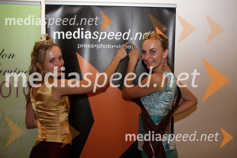 Andreja Erzetič, Vinska kraljica Slovenije 2010 in Andreja Plohl, vinska kraljica Društva vinogradnikov Radgonsko – Kapelskih goricSalon Traminec 2010