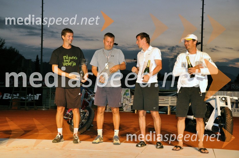 Gregor Memedović, direktor trženja TV3 ter hostesi, Bojan Požar, Požareport, ... in dr. Patrick Vlačič, minister za prometVIP teniški turnir 2010