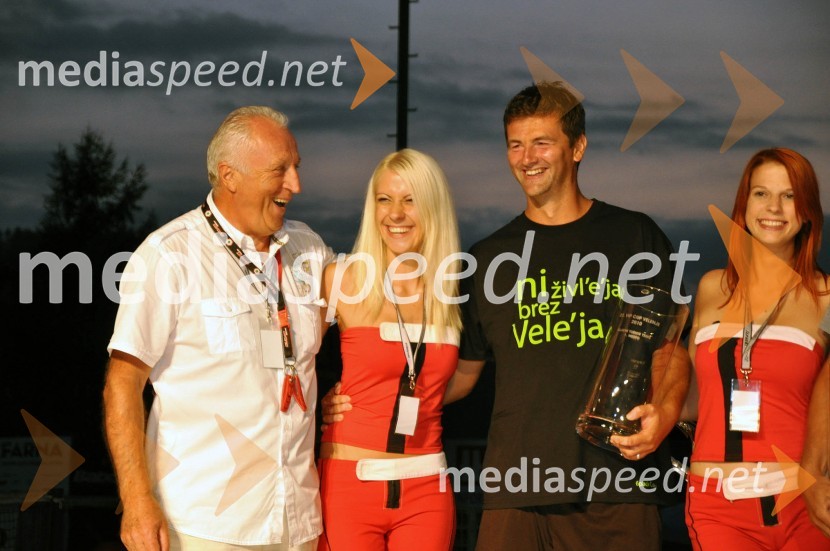 Marjan Gaberšek, organizator, Gregor Memedović, direktor trženja TV3 ter hostesiVIP teniški turnir 2010