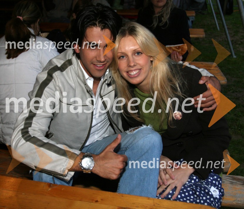 Domen Kumer, pevec in Bojana Ksela, novinarka E+ na Kanalu A10 let televizije RTS Maribor