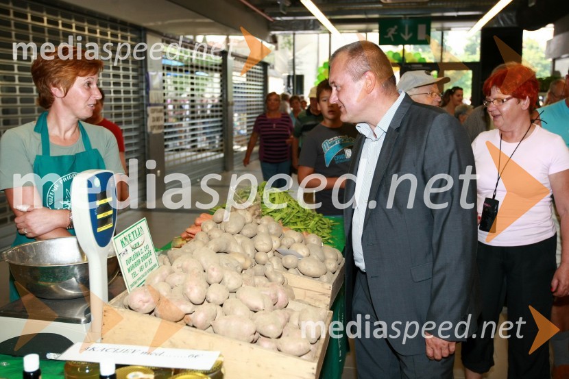 Franc Kangler, župan Mestne občine Maribor in branjevkaTržnica Maribor, odprtje osrednjega pokritega dela mariborske tržnice